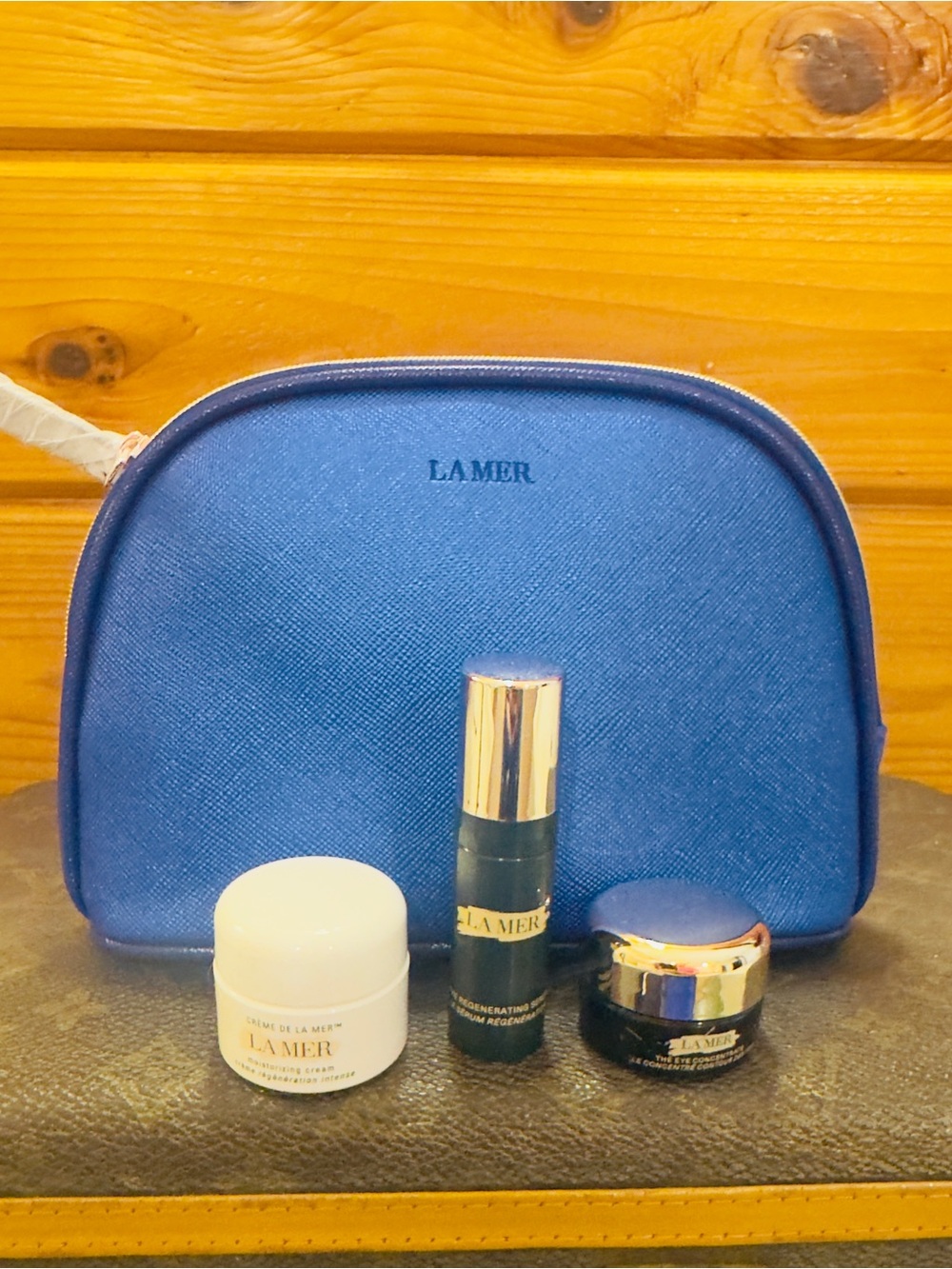 La Mer Blue Cosmetic Pouch with Mini Skincare Set